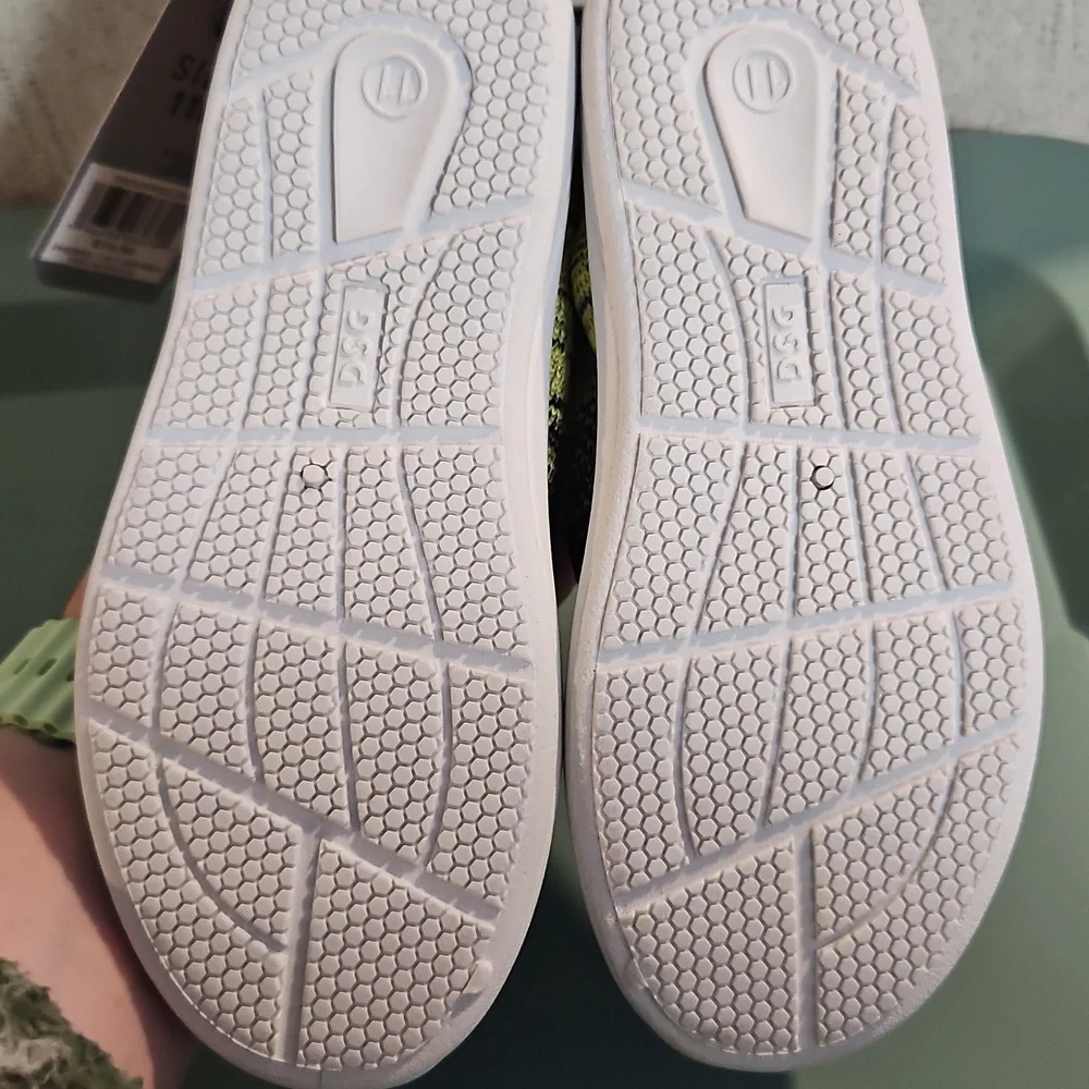 DSG Direct Youth Knit Water Shoes: BLACK/VOLT: NEW WITH TAGS: SIZE 11